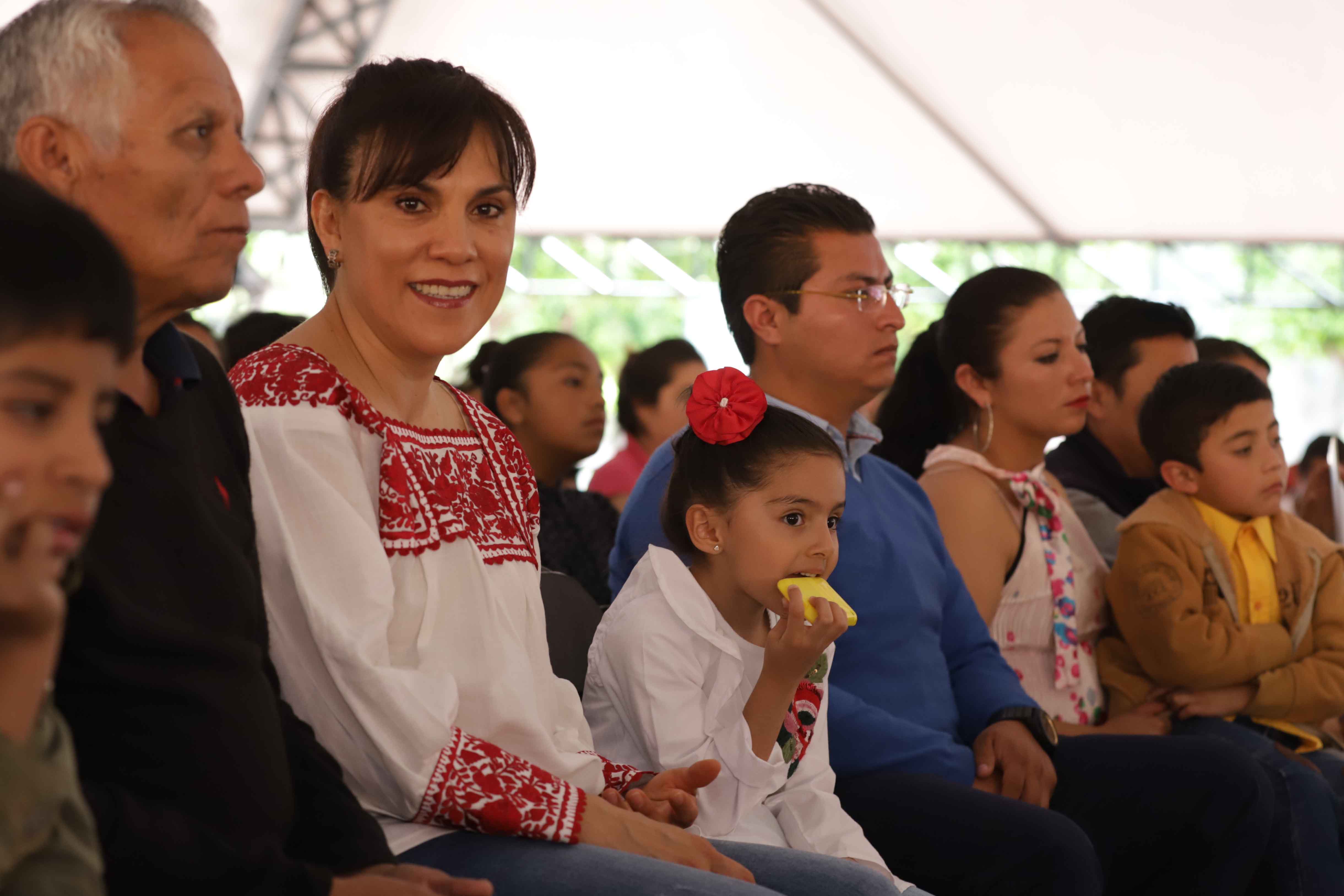 Convive Sandra Chávez con familias de distintos municipios